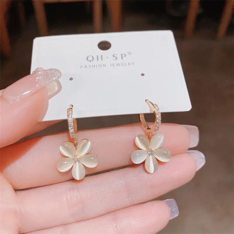 2024 New Luxury White Zircon Flower Drop Earrings for Women Fashion Exquisite Sweet Temperament Girls Jewelry Gift Wholesale