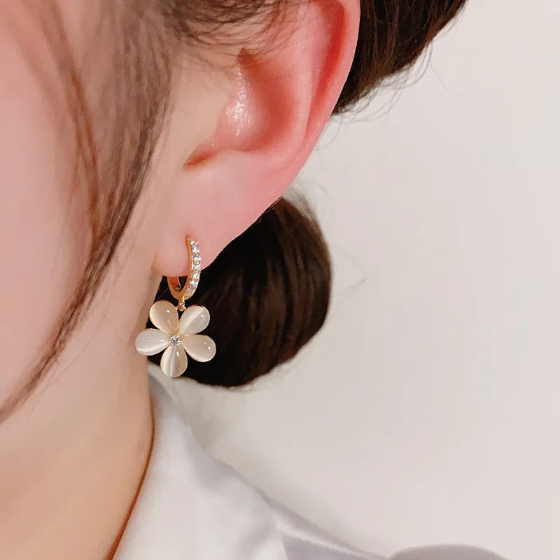 2024 New Luxury White Zircon Flower Drop Earrings for Women Fashion Exquisite Sweet Temperament Girls Jewelry Gift Wholesale